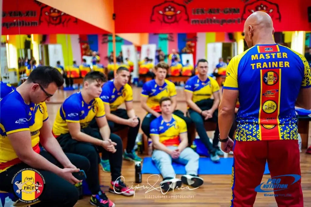 Lector FRCF cu tricoul Master Trainer în fața cursanților
