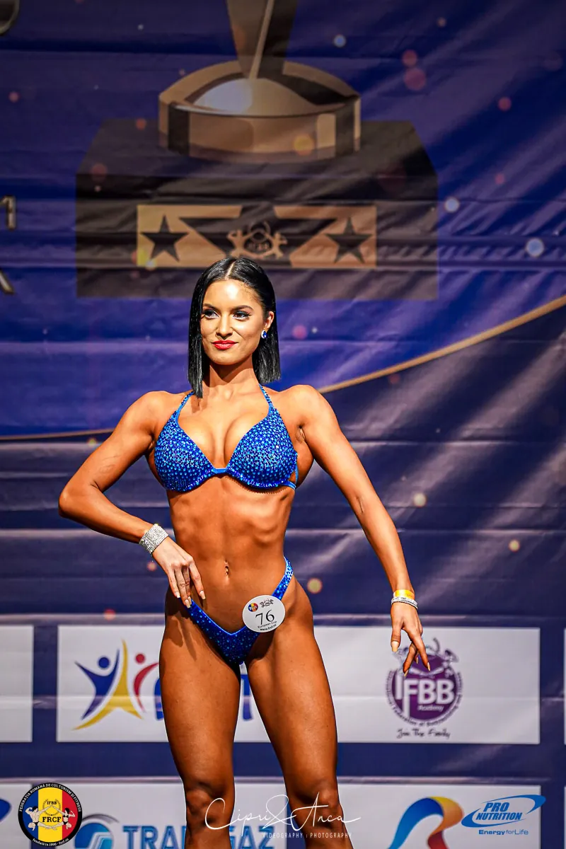 Bikini Fitness — sportiv FRCF pe scenă