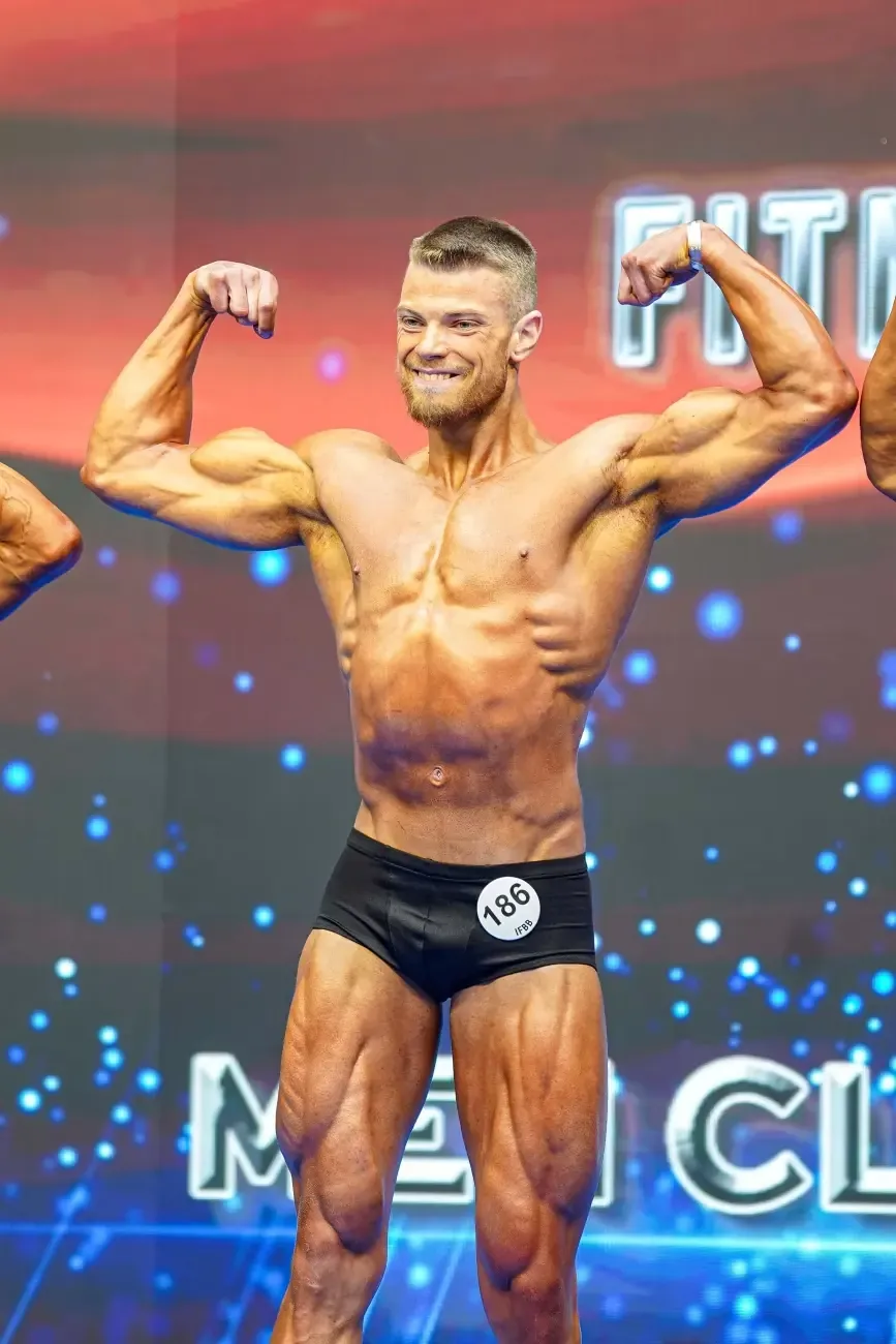 Classic Physique — sportiv FRCF pe scenă