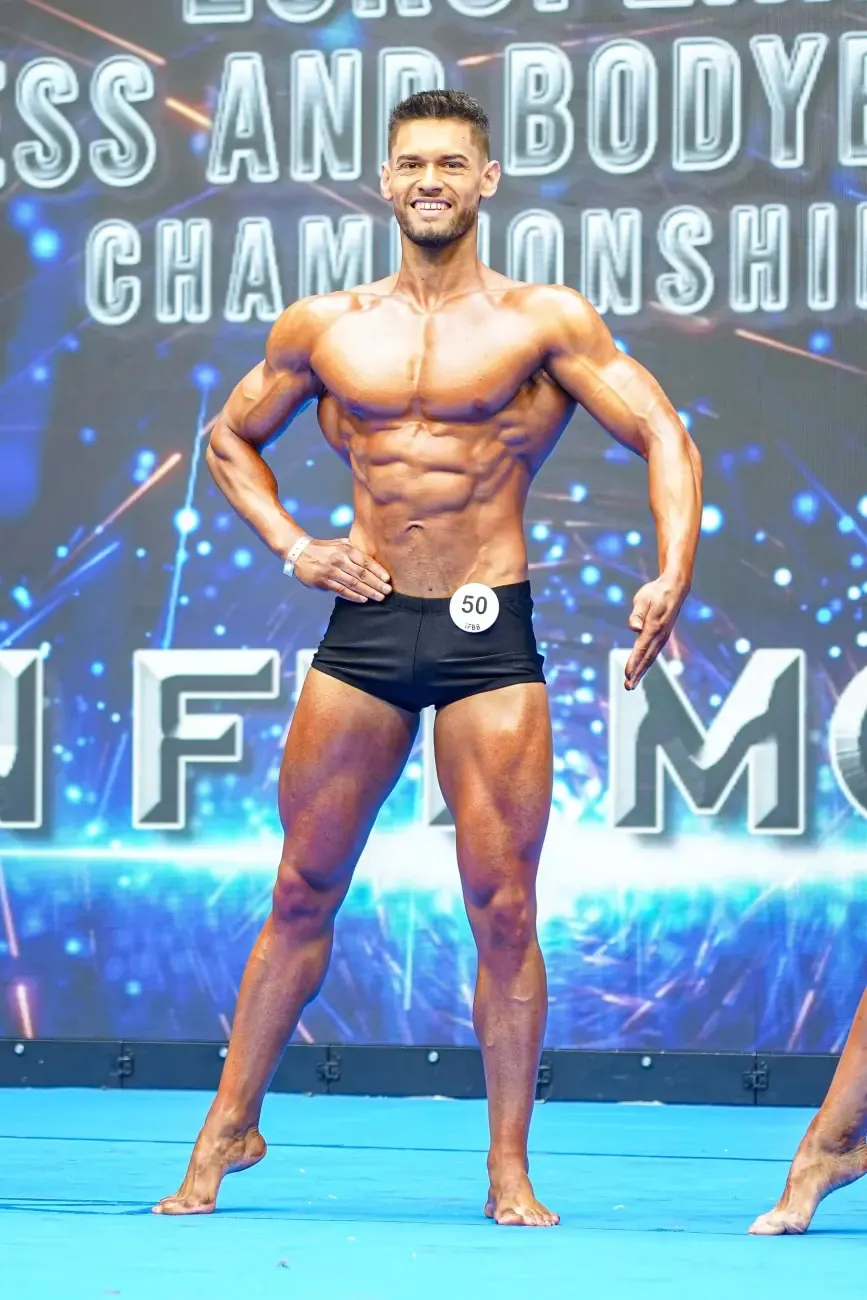 Men’s Fit Model — sportiv FRCF pe scenă
