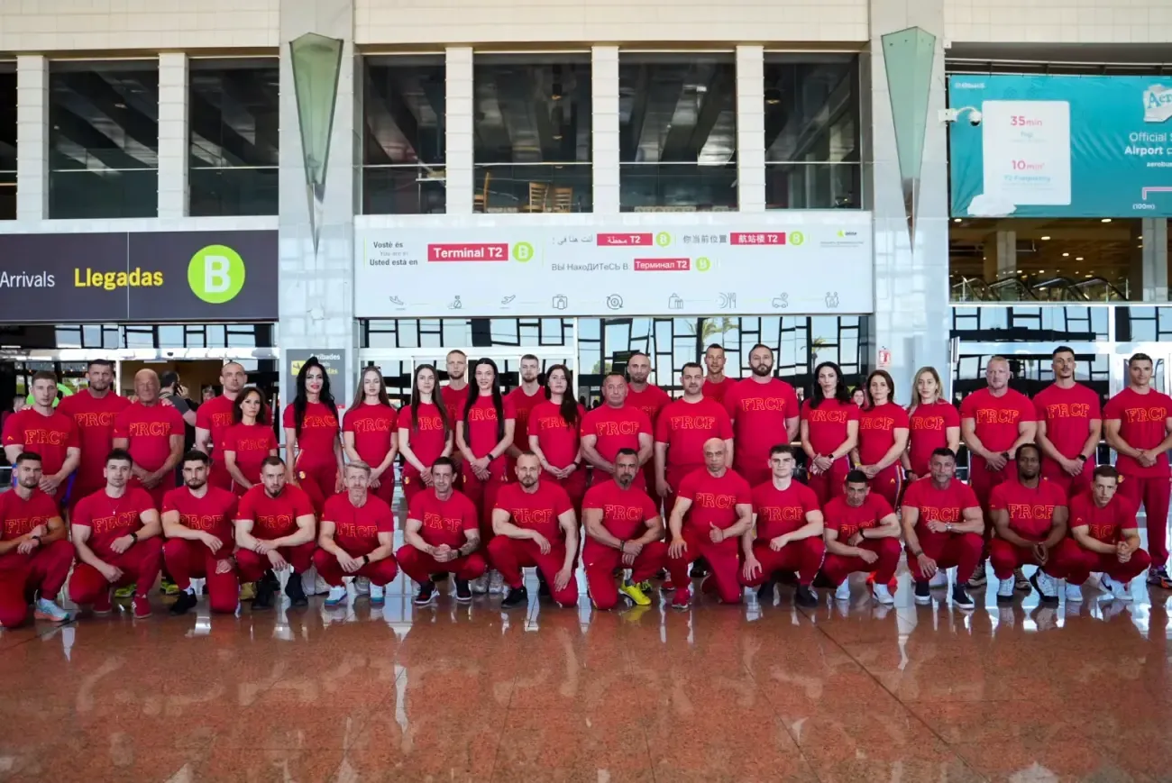 Lotul național al României în aeroport, în echipamentul roșu FRCF