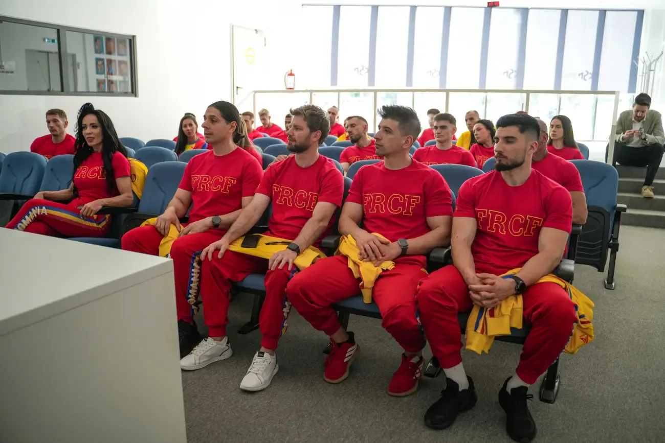 Sportivii lotului național FRCF în echipamentul roșu