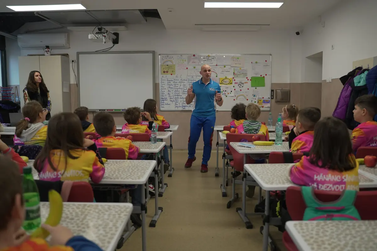 Nutriționistul Lotului Național FRCF, prof. Daniel Oprea, în mijlocul copiilor